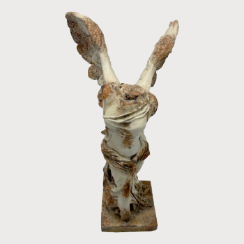 VITTORIA CON ALI IN RESINA